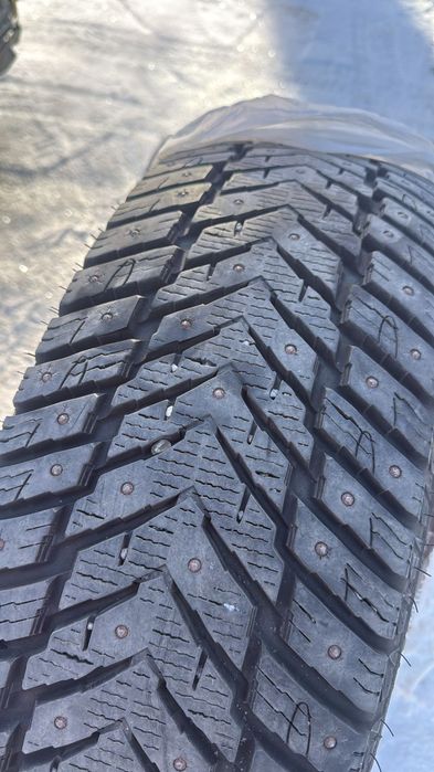 Продам шины шипованые