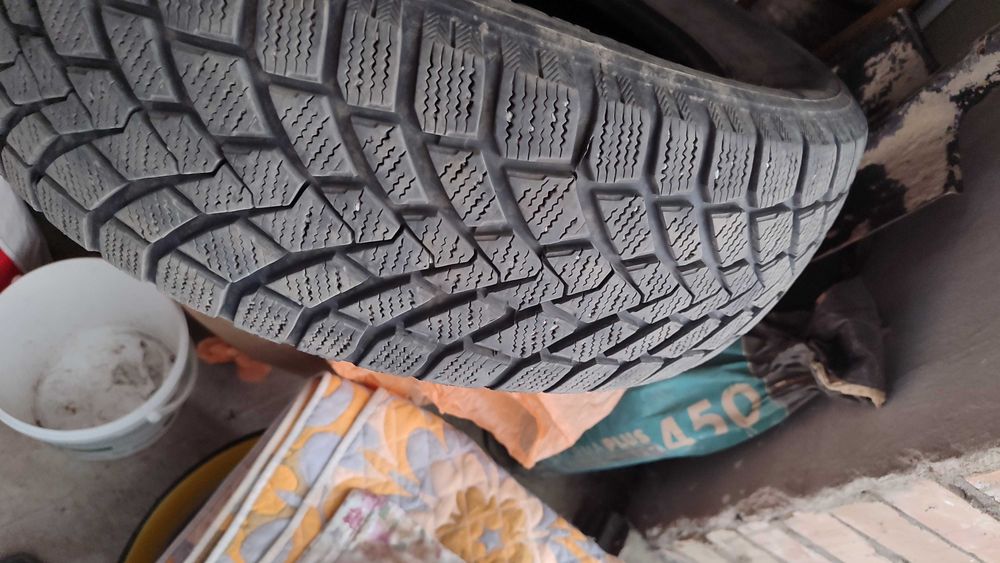 Срочно продаю зимние шины размер шин 195/65 R15