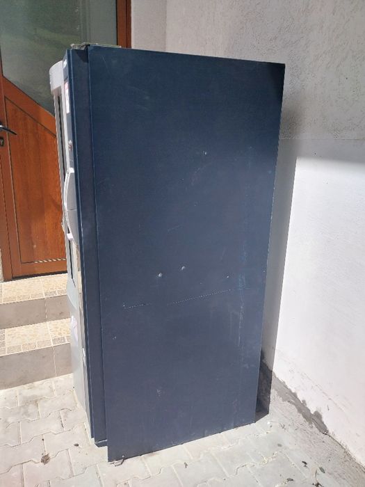 Продавам хладилна вендинг машина саеко за снаксове и напитки