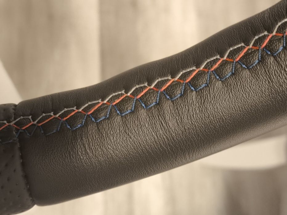 Volan M de BMW e39 custom, cusătură în 3 culori (e46, e38, e36, X5, X3