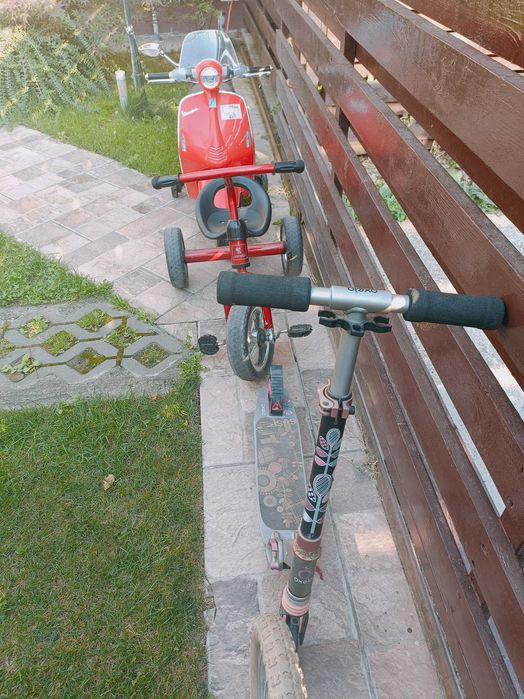 Vând o Vespa electrică, tricicletă, trotinetă și o bicicletă pentru copii cu vârsta cuprinsă între 3 și 6 ani