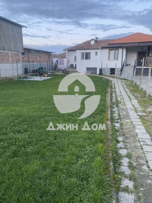 Едноетажна къща с двор в гр. Камено