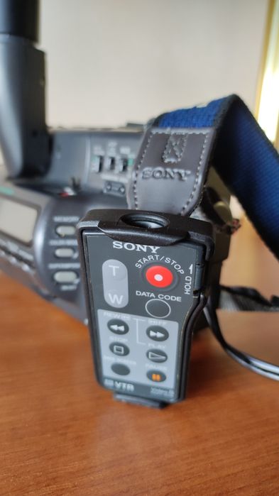 Sony Video Hi8 Handycam CCD-TR805E + Пълен комплект аксесоари (За части/ремонт)