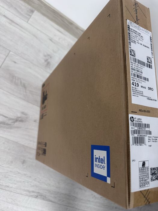 Vand laptop nou sigilat