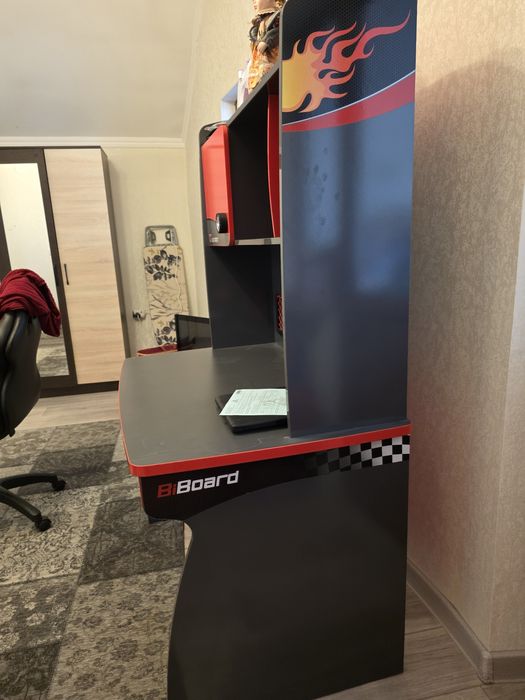 Детский стол компьютерный и комод