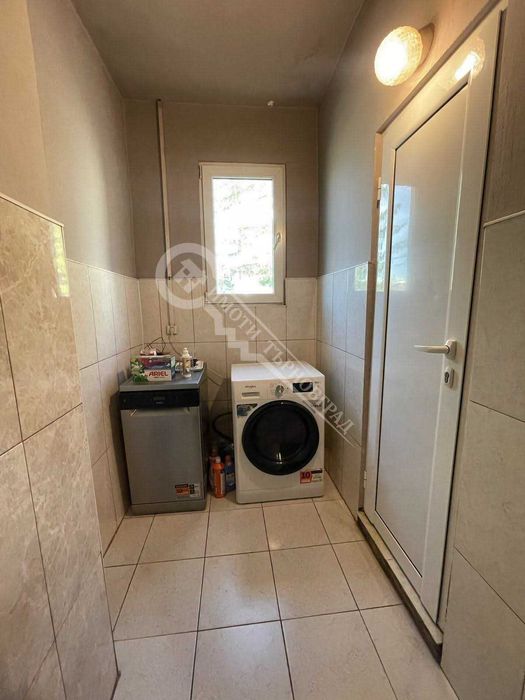 Продава се етаж от къща идеален център 120кв.м.