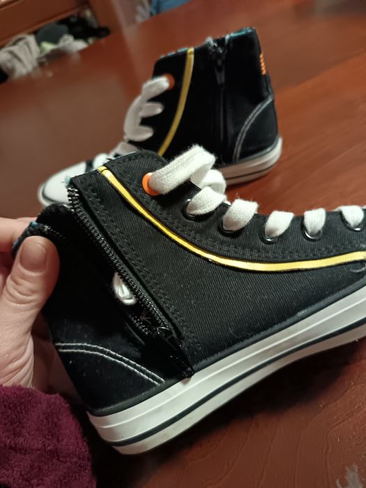 Vând papuci copi marimeai 33 și 32