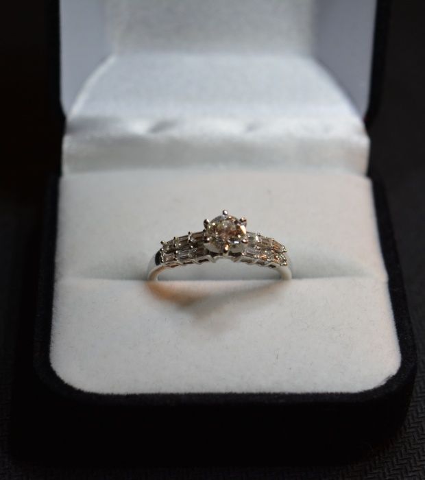 Superb inel de logodna cu briliante, aur alb 18k + 0,60 ct + 0,31 ct