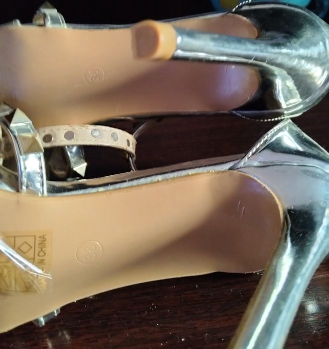 Sandale damă argintii, Noi