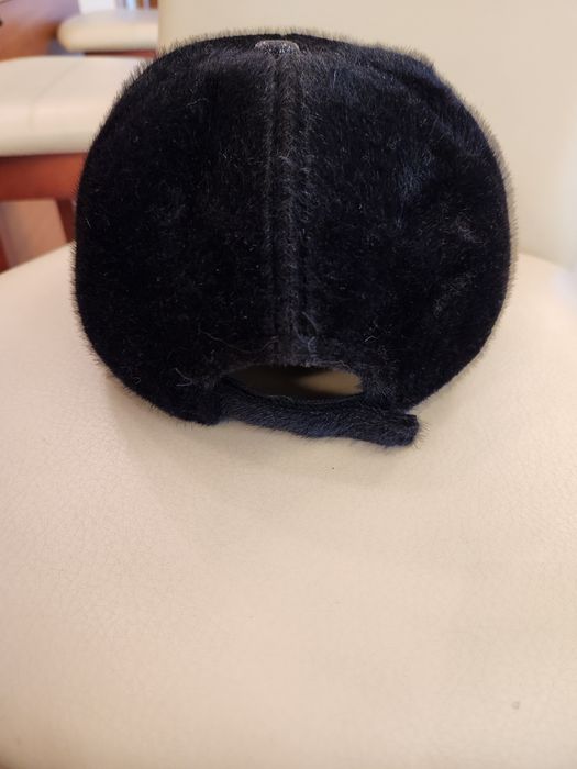 Дамска шапка с буква от кристали