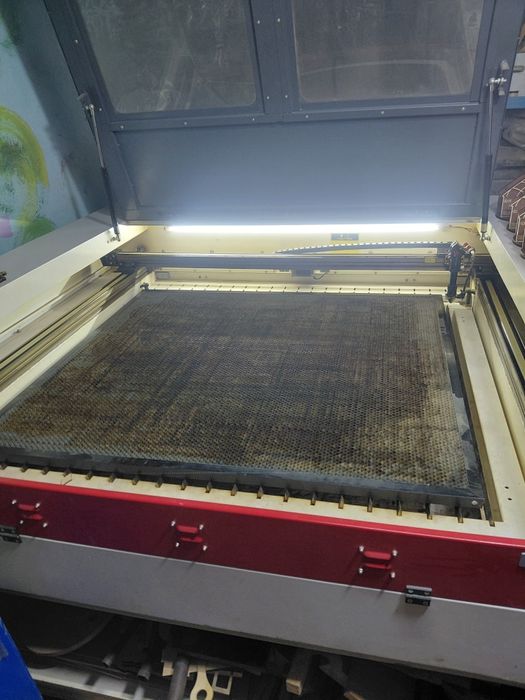 Лазерный гравировальный станок CO2 Ruida.