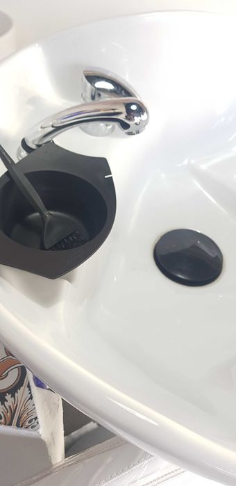 Оборудване за Фризьорски салон,измивна колона ,2стола за фризьор и др.