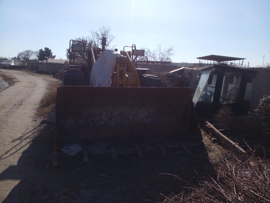 Погрузчик сотилади.3 кубли..12000 y.e