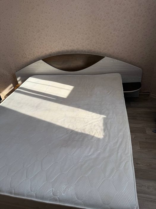 Срочно продам кровать с матрацем