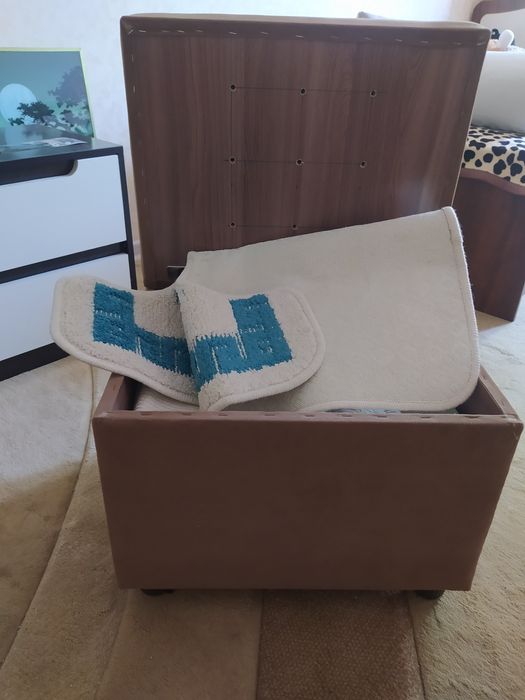 Продам два кресла и пуфик