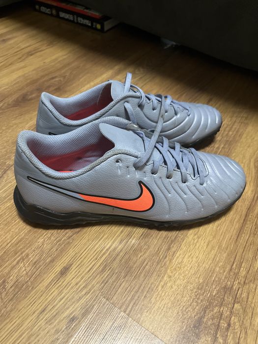Продавам стоножки Nike Tiempo Legend 10 Club TF