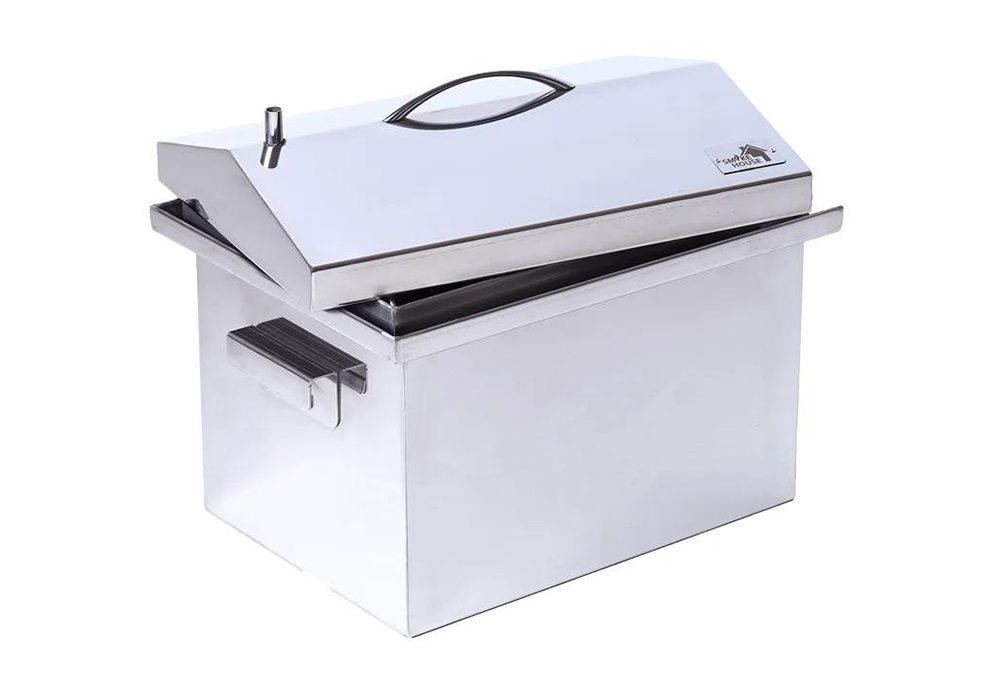 Пушилня за месо и риба и дървени стърготини за опушване