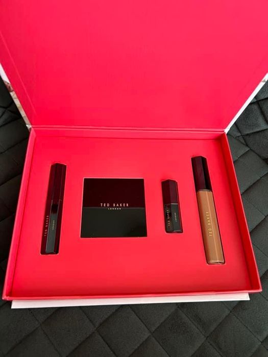 Грим и козметични подаръчни сетове Ted Baker