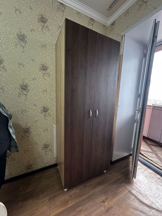 Продам стол и шкаф . Город Семей 50000