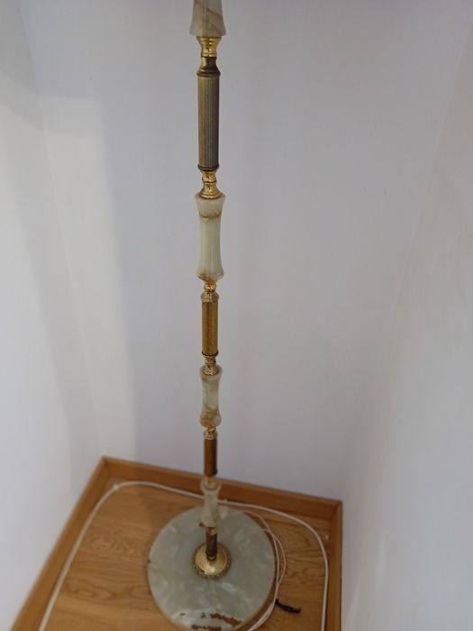 Lampadar vechi ,picioru din metal ,marmură  în stare foarte bună ,