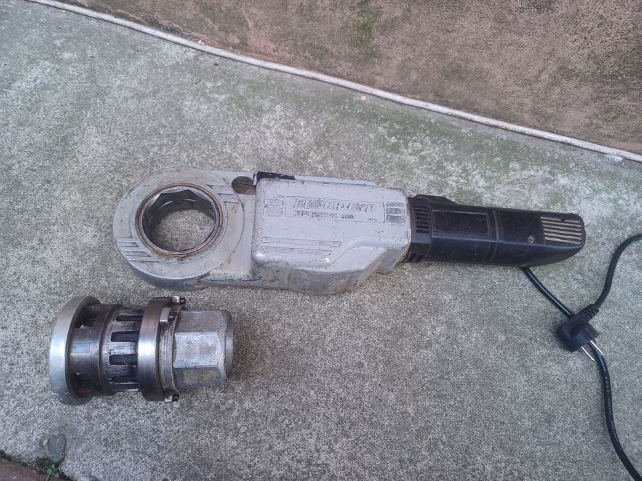 filieră electrică portabilă (clupă de filetat), modelul Super-Ego Supertronic 2000 (un brand din grupul Rothenberger).