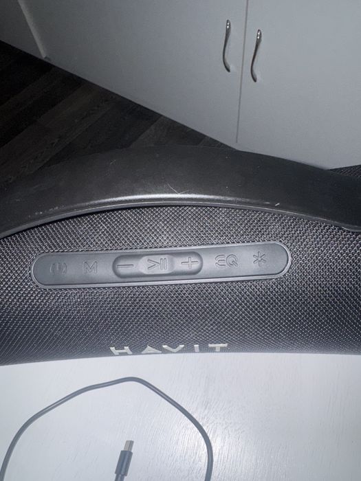 Тон колона безжична с Bluetooth цветна с няколко вида осветление има много добър Bass и с кабел за зареждане