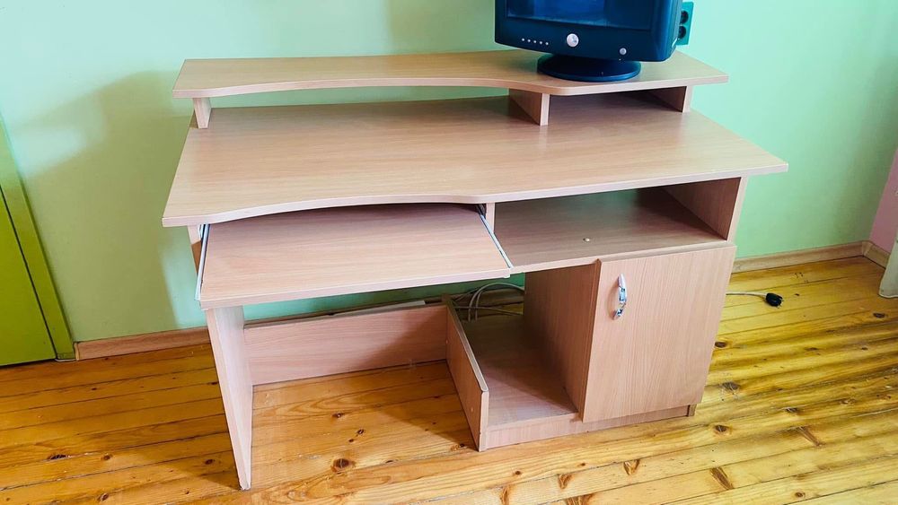 Бюро за детска стая или офис.