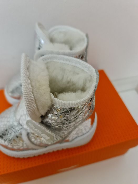 Зимние угги для девочки.