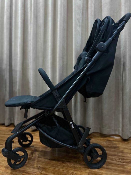 Anex Air-Z компактная прогулочная коляска в чёрном цвете