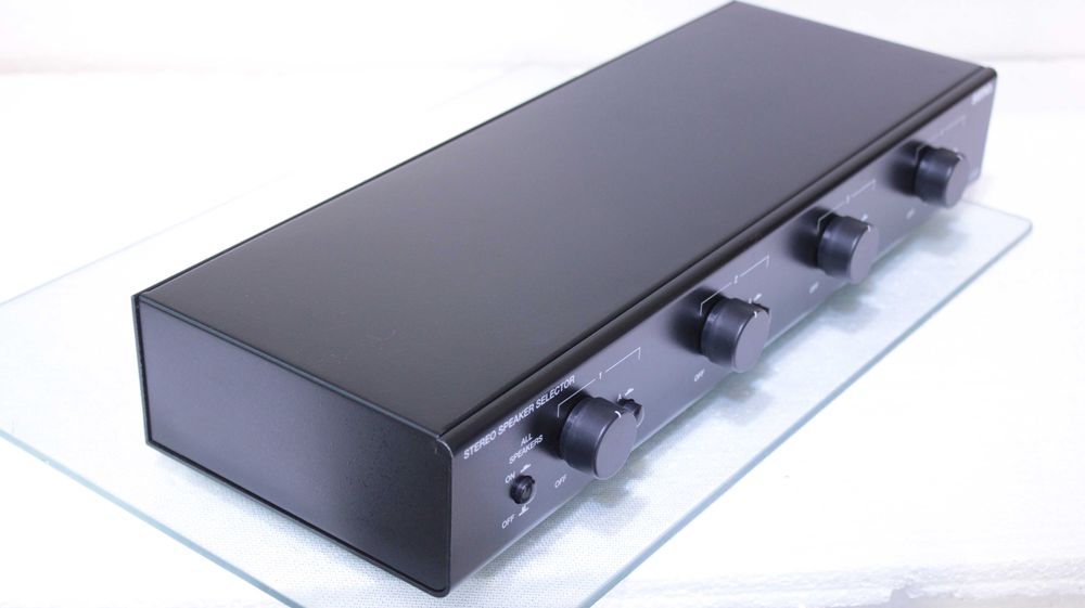 Selector audio 4 perechi boxe Sima SSW-L4EX, protecție suprasarcină.