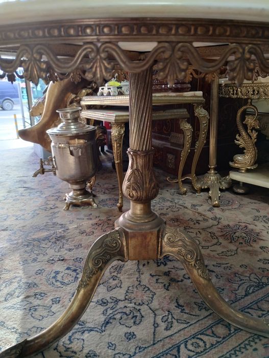 Кръгла холна маса- мрамор и бронз.