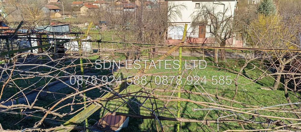 Продава четиристаен апартамент в центъра на града