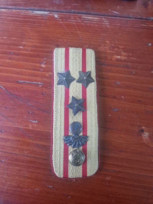 Vând epoleți militari și nasturi
