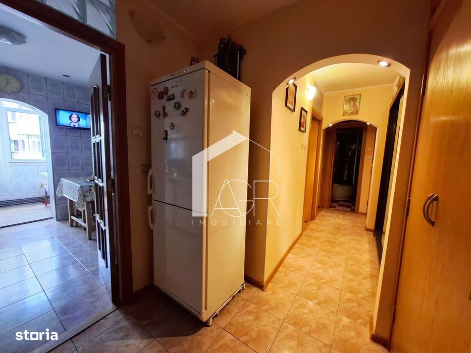 Apartament cu 3 camere, decomandat, zona Mihai Bravu