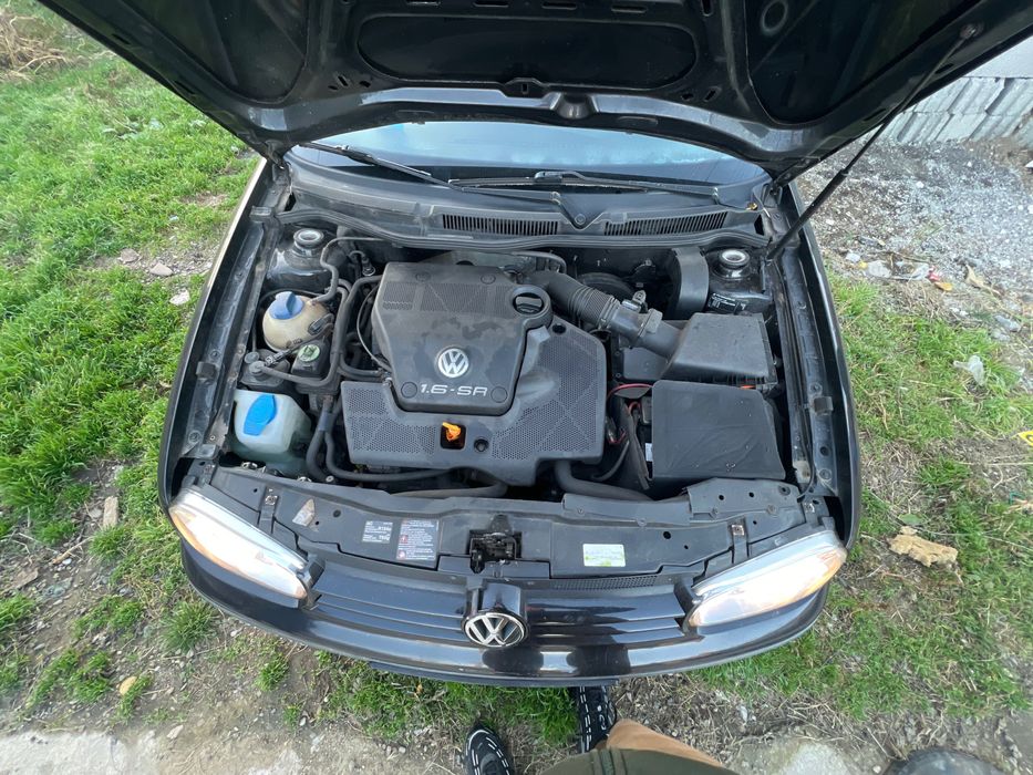 Vând Golf 1.6 benzină