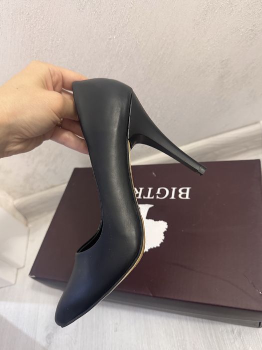 Елегантни обувки с висок ток