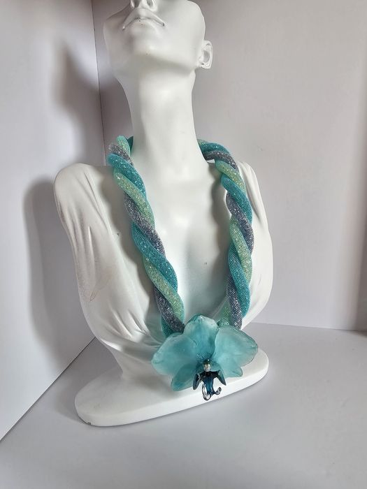 Колие с естествен цвят на орхидея в сини нюанси.