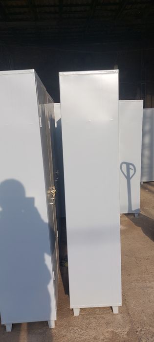 Кийим илиш учун тайёр шкаф