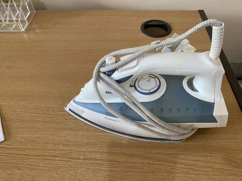 Продается утюг broun