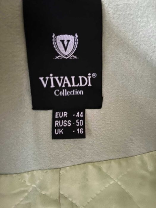 Палто от кашмир с яка от естествен косъм в цвят светло зелен