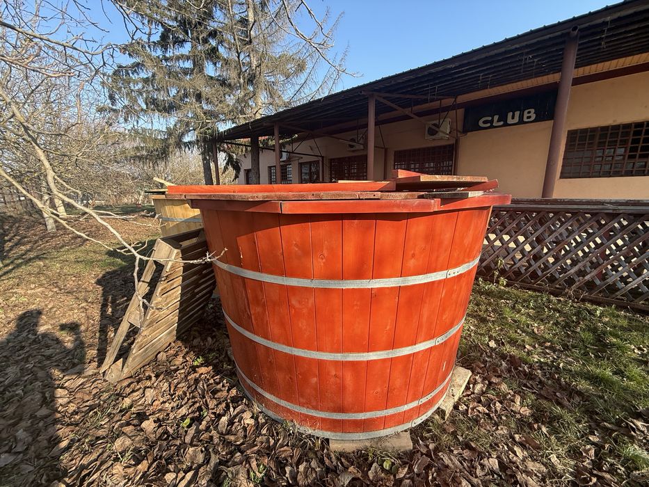 Ciubăr din lemn, sobă inox, 8–10 persoane – 2 bucăți disponibile