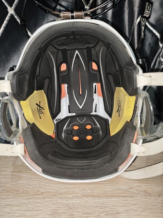 Продам хоккейный шлем