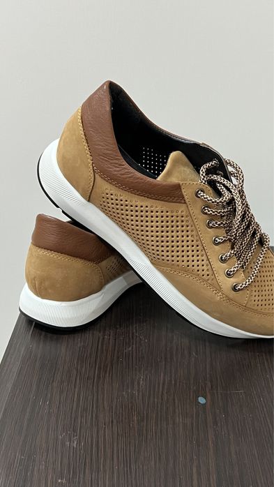 Новые кроссовки.