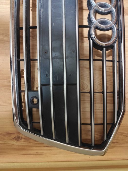 Продавам декоративна решетка за Ауди А6 след 2018 година