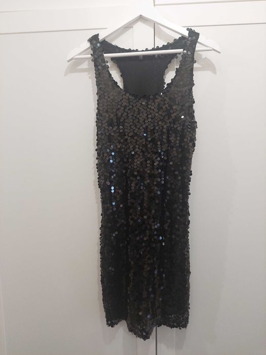 Черна рокля на едри пайети