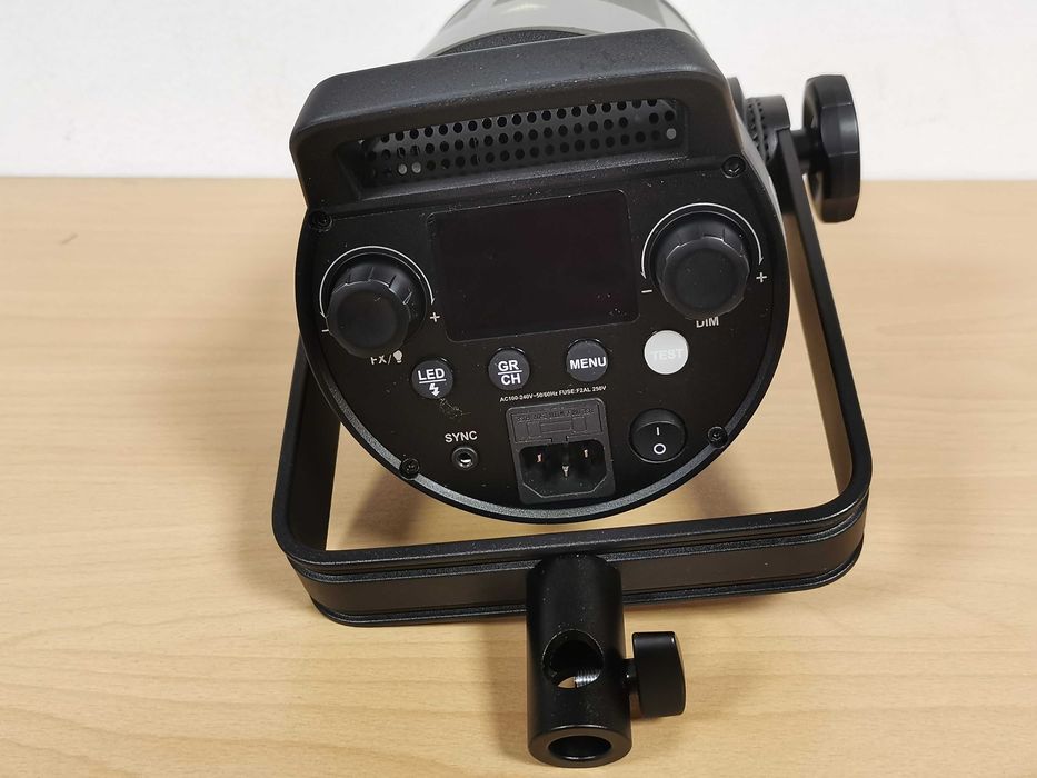 Хибридно LED осветление и светквавица Godox FV150