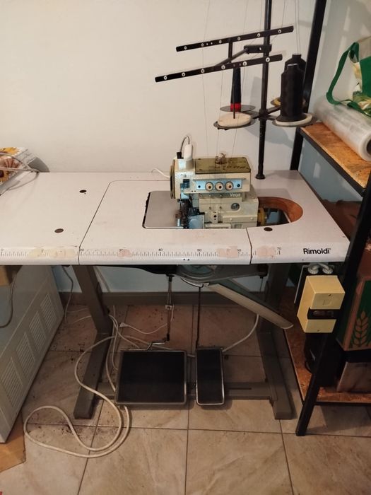 Vând mașină de cusut profesională