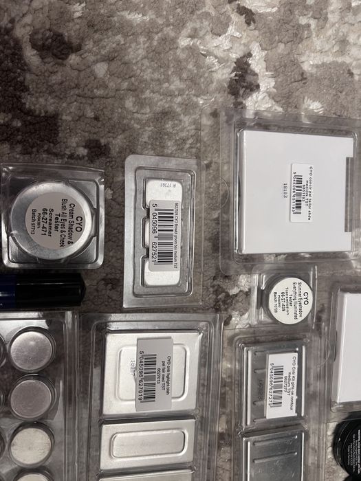 Vand lot de macheajuri noi