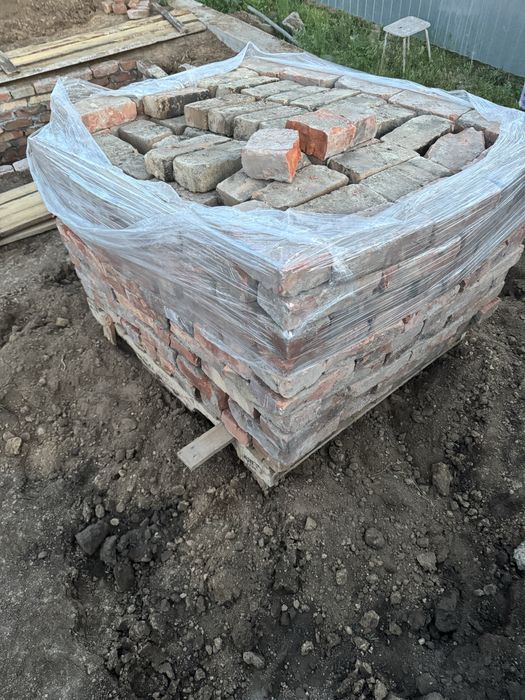 Продам б/у красные кирпичи