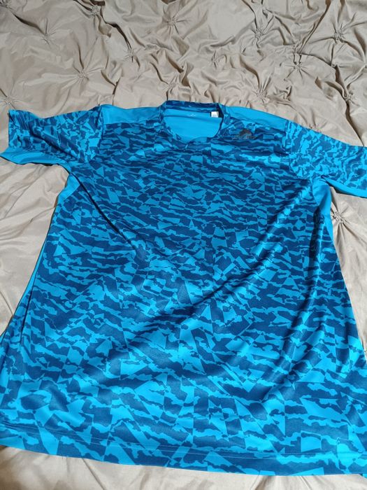 Vand tricou Adidas pentru sport